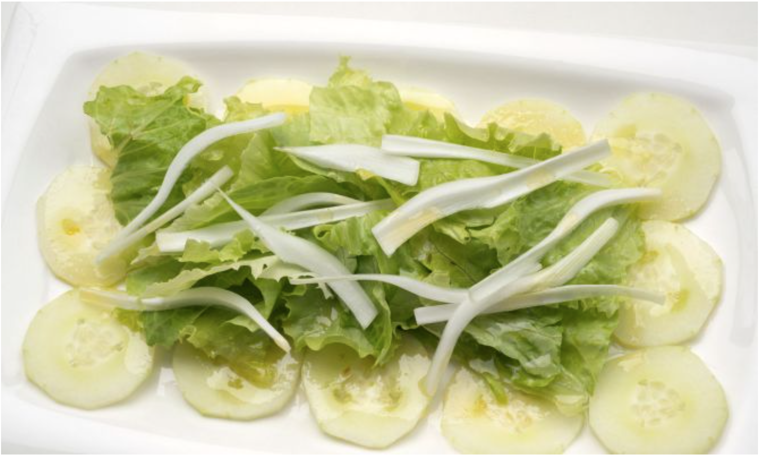 Ensalada verde con salchichas de pollo.